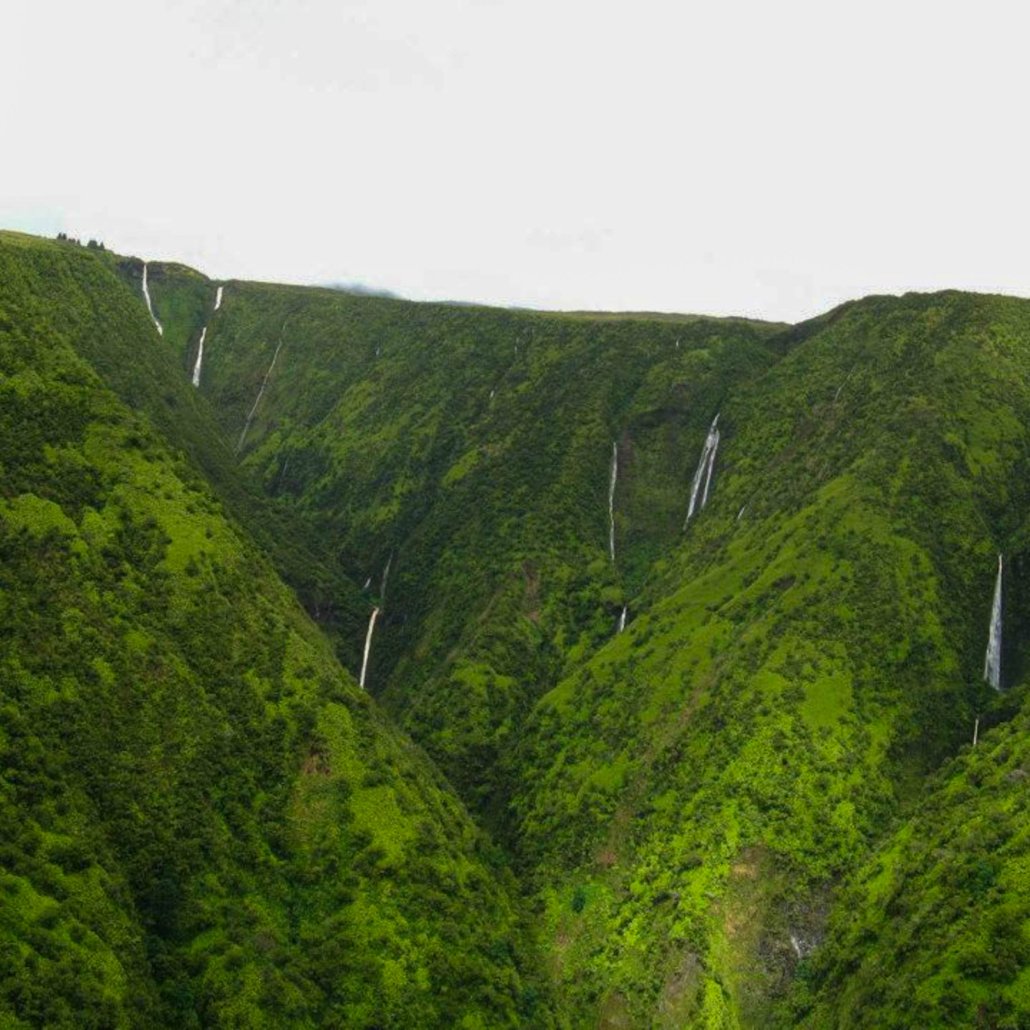 paradisecopters valleys and waterfalls from turtle bay multiple waterfalls cascade down