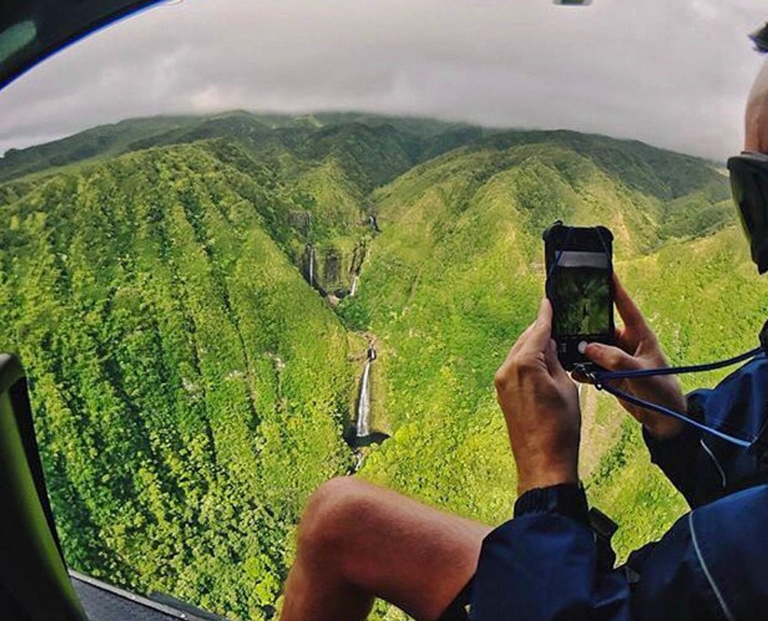 airmaui maui doors off helicopter tour selfie