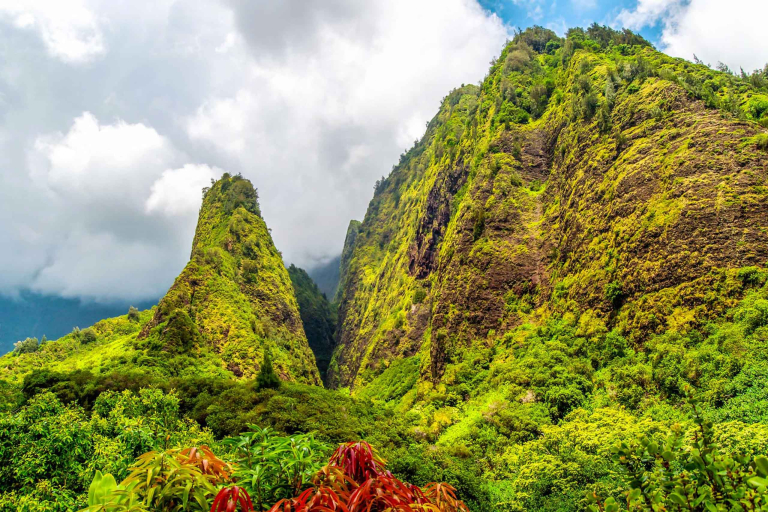 iao needle in the west maui mountains feature